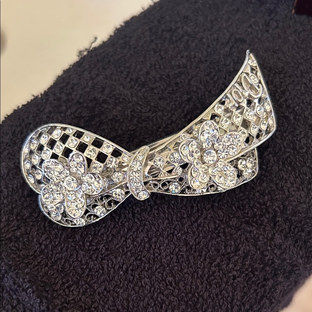 Handcrafted Elegant Silver Bow Brooch with Crystals hairstyle